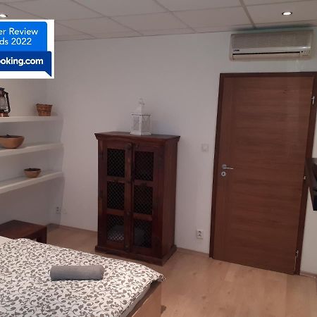 Utulny Apartman V Bratislava 6 Exterior photo